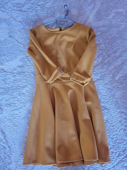 Рокля в цвят горчица.