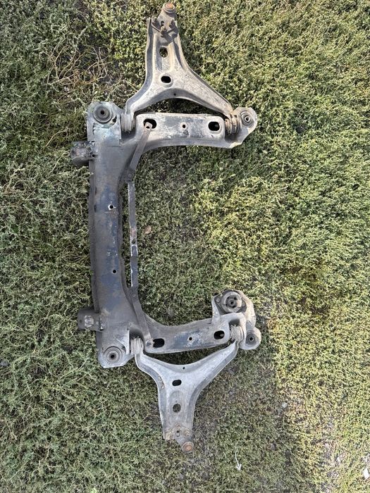 Подрамник Ауди 80 Б4