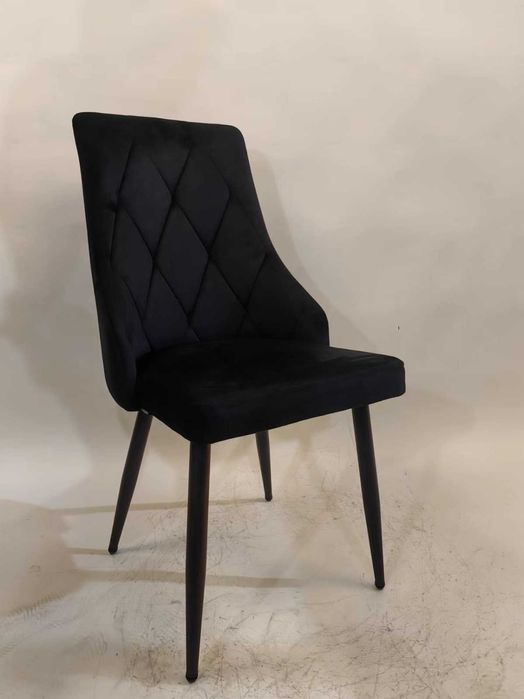 Трапезен стол Верту -черно кадифе