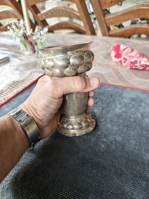 Продавам сребърна чаша