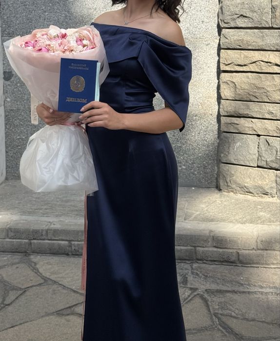 Темно синее платье, вечернее.