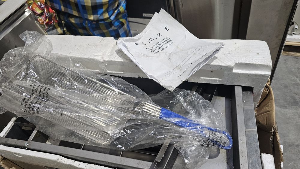 Хромникелови  хладилни маси, винрина, газов фритюрник, топъл шкаф