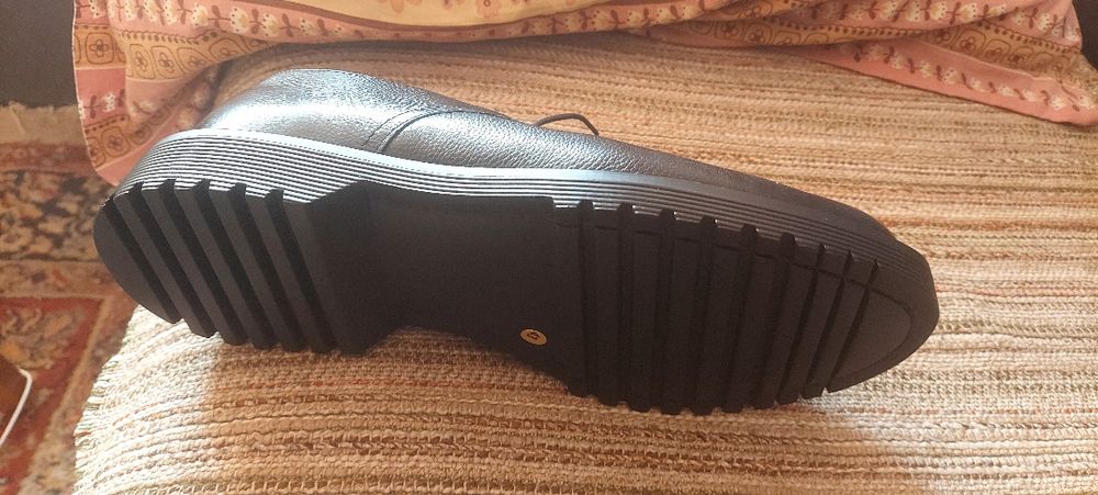 Pantofi din piele naturala noi