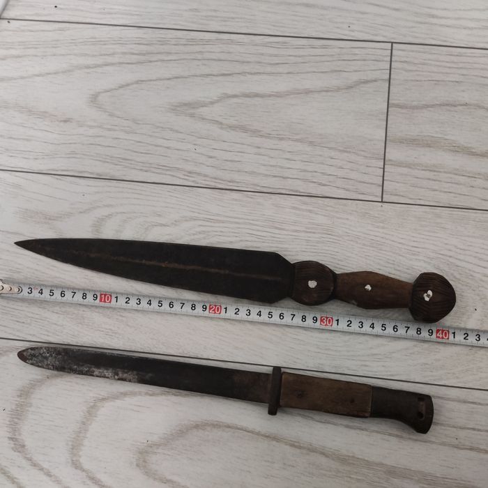 Продават се двата за една цена