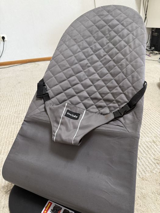 Шезлонг серый для новорожденных