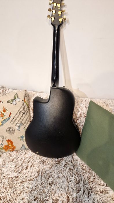 Ovation Celebrity Deluxe CC257 – Black Gloss – Made in Korea (+ Hardcase inclus)