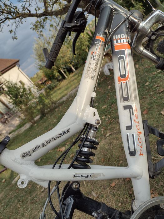 Vând bicicleta suspensie roti 24