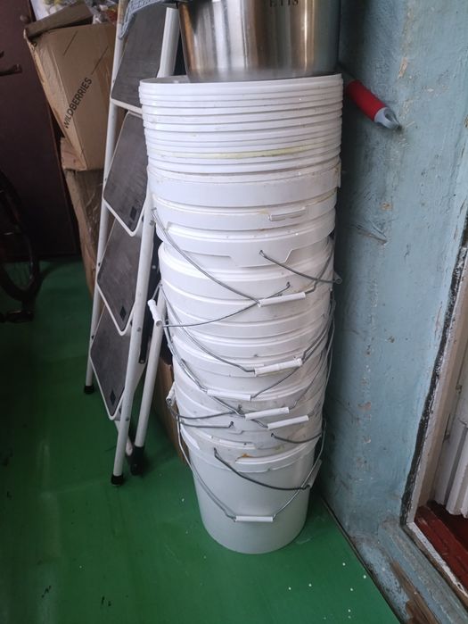 Ведра пластиковые продам 20л