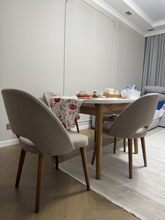 Стол и стулья для гостиной