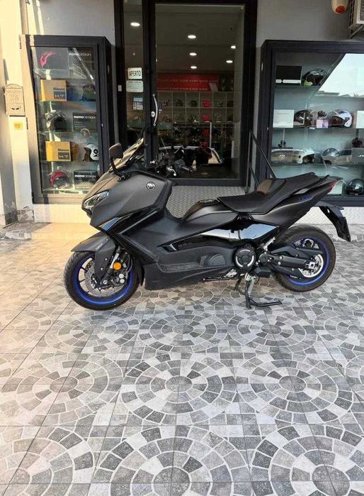 Yamaha TMAX 560 Tech-Max sport scooter