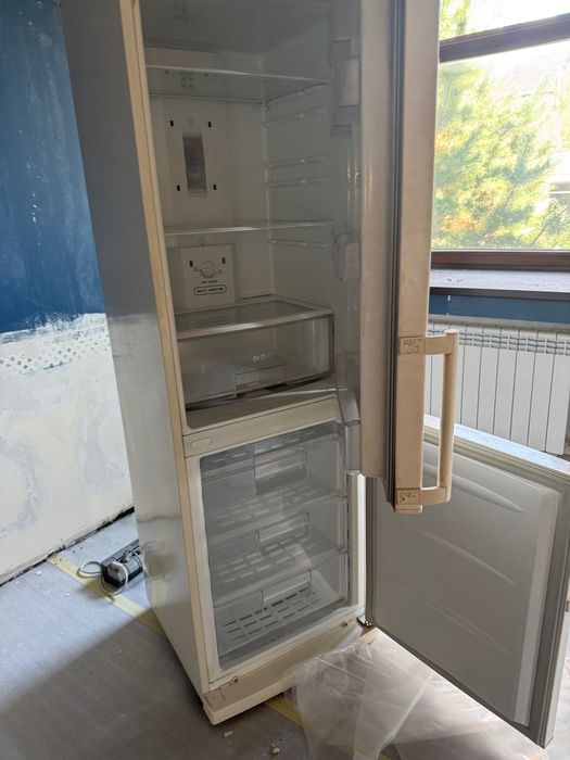Продается холодильник двухкамерный
