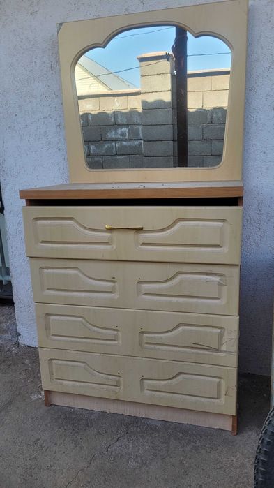 Комод с раздвижной полкой и зеркалом