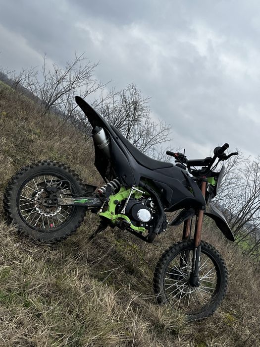 Cadrul KXD și motor tip clonă Honda.