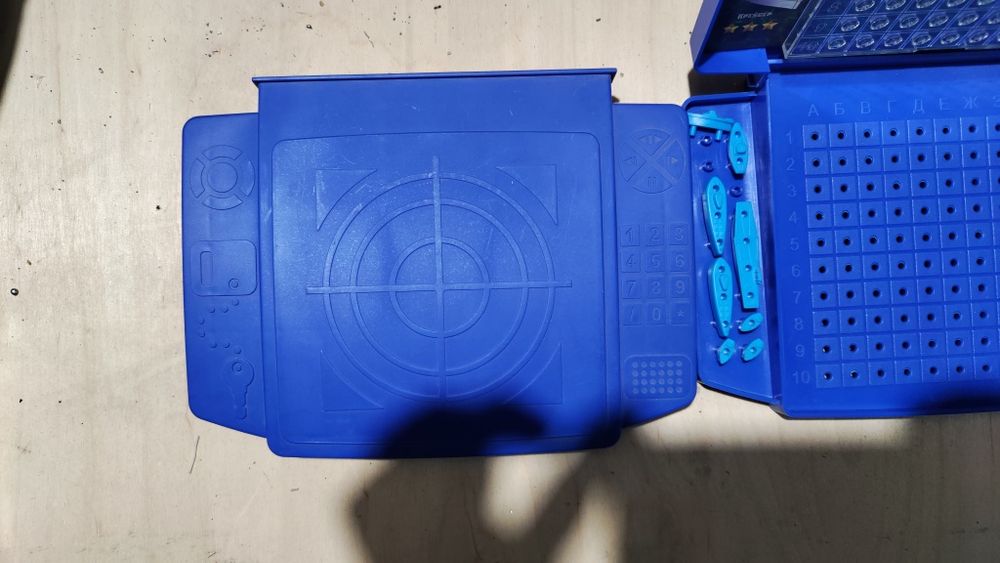 Детская игра морской бой . Играют два человека.