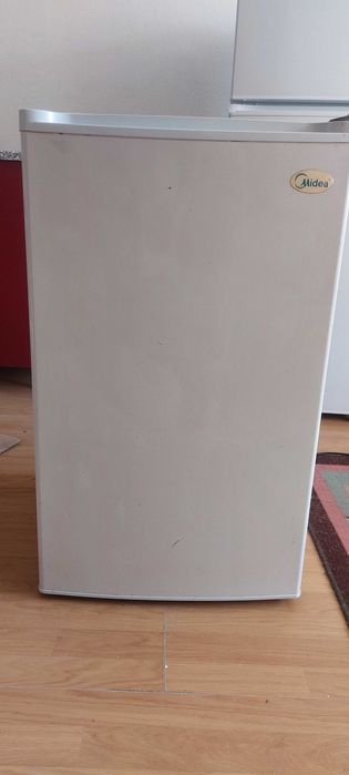 Продавам малък хладилник