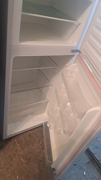 Vând frigider cu congelator