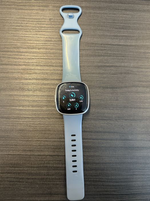 Fitbit Versa 4 - aproape nou