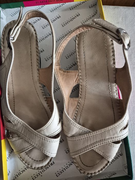 Продаю женскую обувь