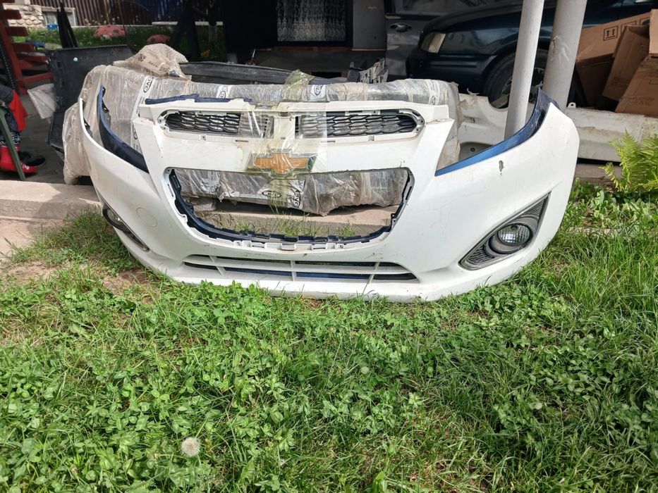 Бампер передний Chevrolet Cruze J300 с решеткой