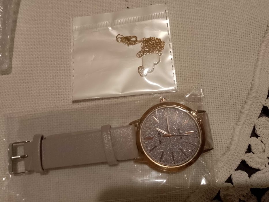 Подаръчни комлекти - часовник с 4 бр. кожени гривни