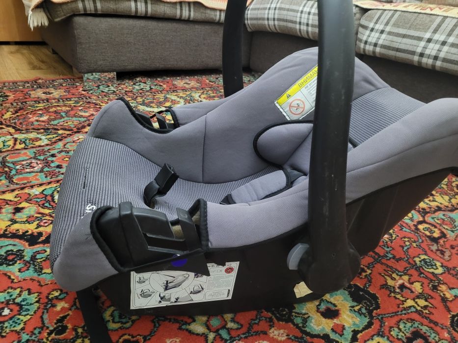 Автокресло серого цвета