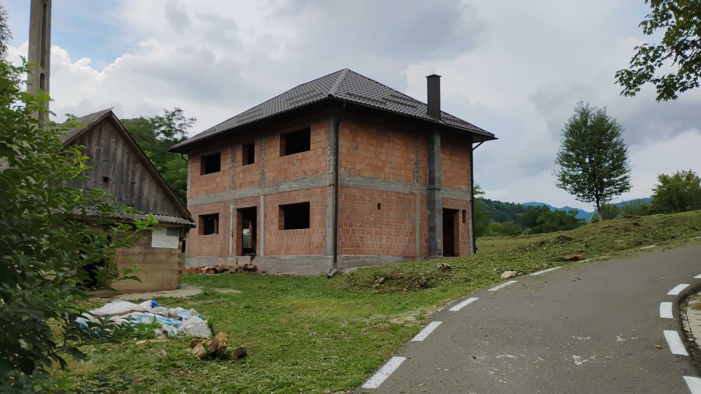 Casa de caramida la rosu, 3765mp teren intravilan, Valea Ariesului, AB