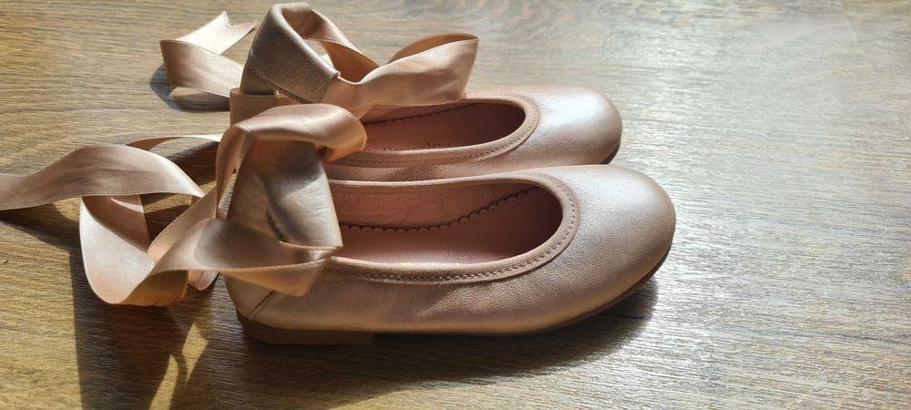 Балетни пантофки Russell and Bromley