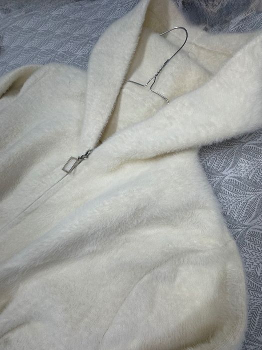 Пухкава бяла/бежова жилетка