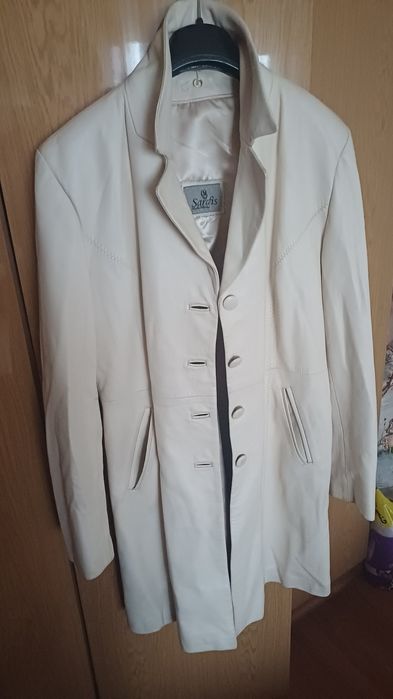 Супер  елегантно кожено манто цвят слонова  кост кос