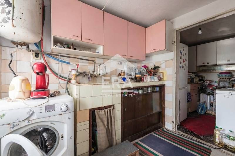 Триетажна, ексклузивна, обзаведена къща за продажба, с лятна кухня, га