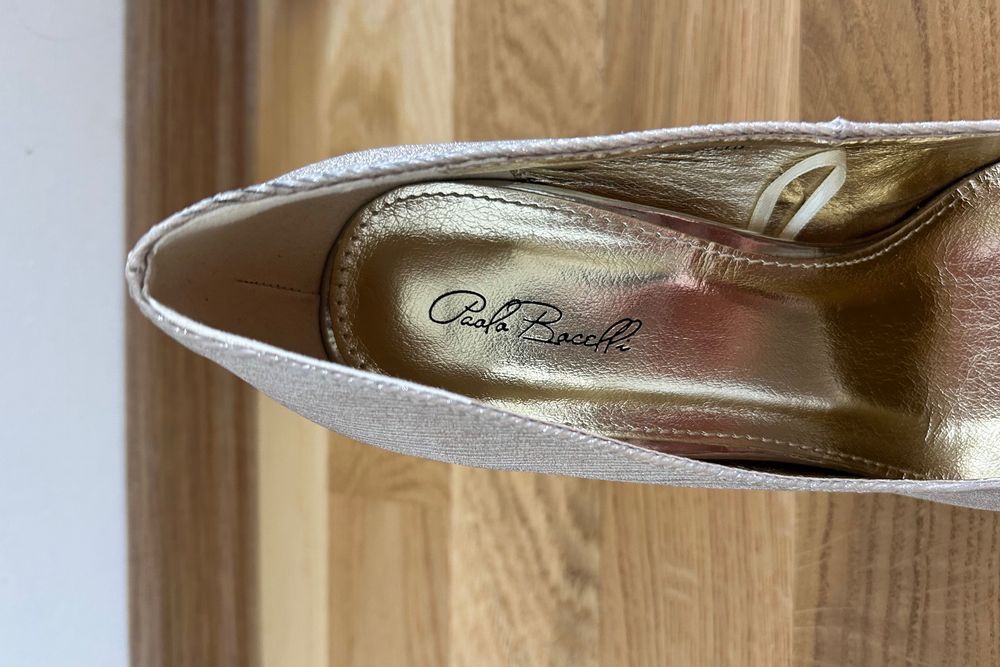 Златни обувки с ток