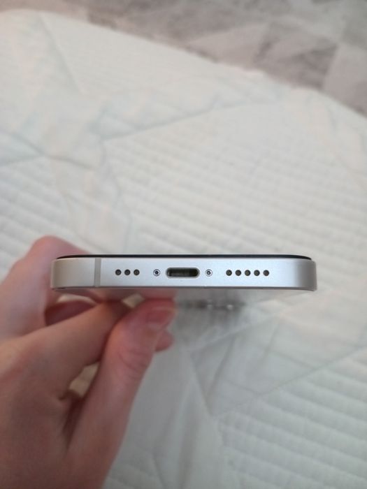 Продам белый айфон 13