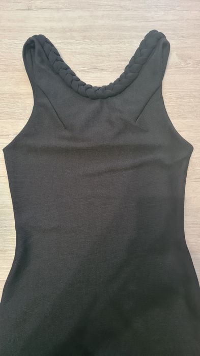 Черна бандажна рокля с изрязан гръб