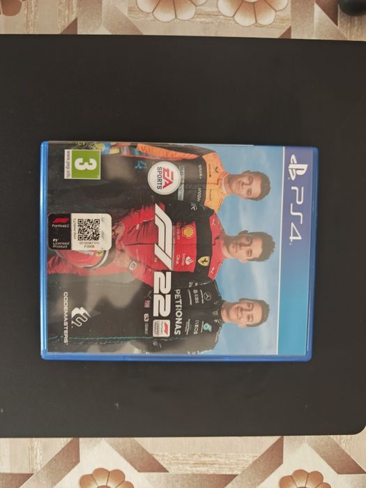 PS4 1TB със 3 игри и един джойстик