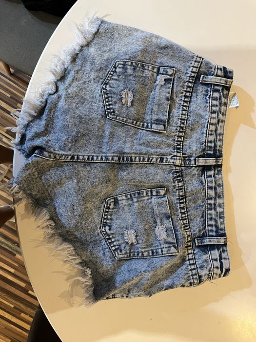 Къси дънкови гащи