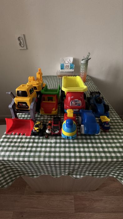 Продам машинки игрушки