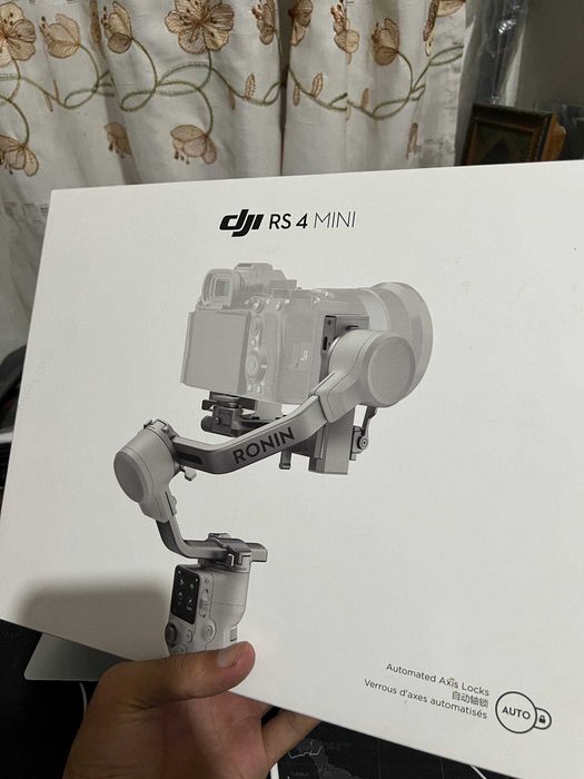 Sony zv-e10 mark 2 + Sigma 18-50 f2.8 + Ronin Rs4 mini.