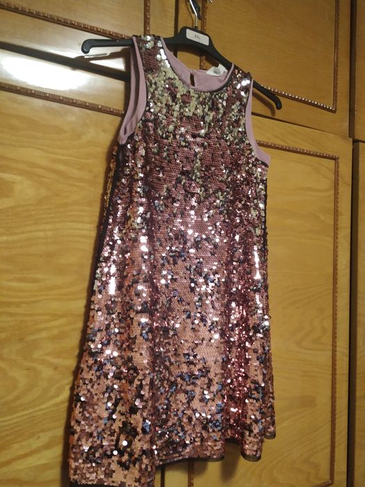 Vând rochițe 116-128-140