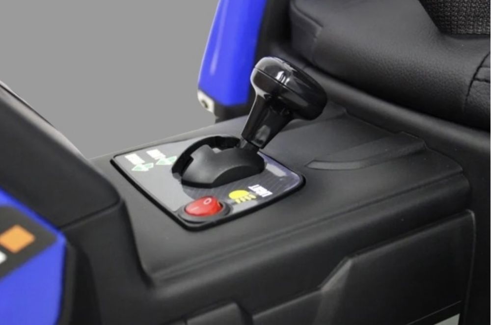 Игрушечный синий трактор