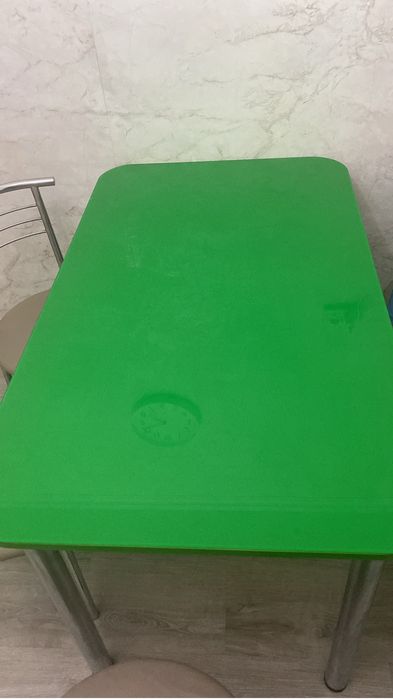 Отдам стол со стульями