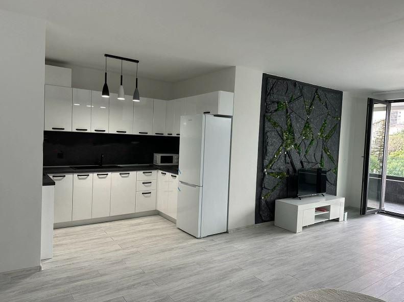 Дава се под наем Тристаен апартамент в Варна, Бриз - 135 кв.м за 1166.88 € - Снимка #1