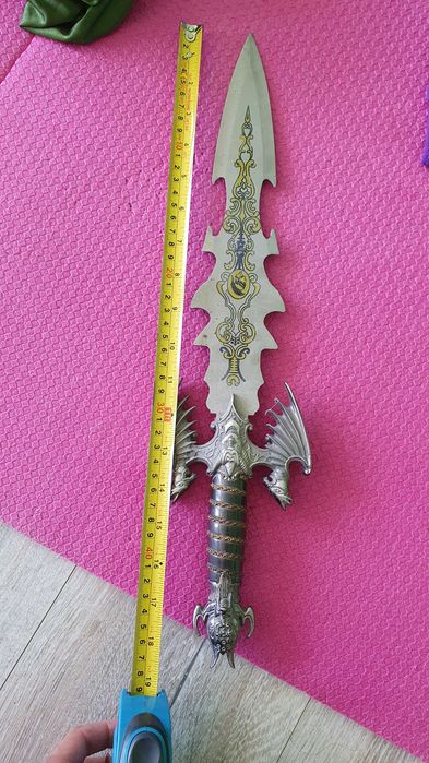 Продавам малък меч 50см дължина от фантастични книги