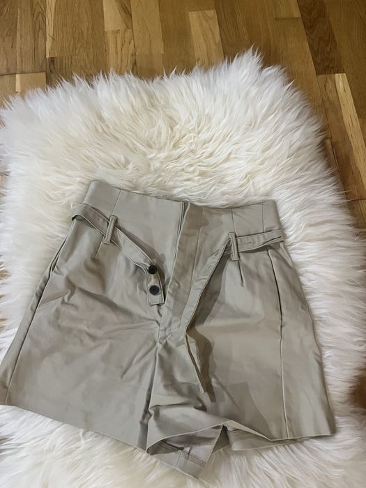 Pantaloni crem scurti Zara