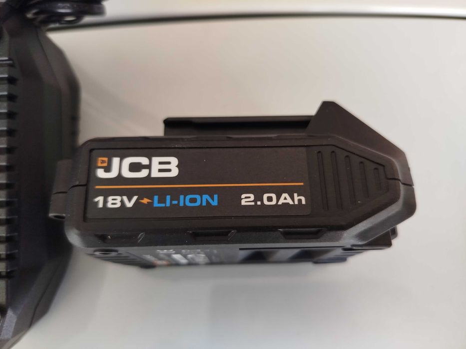 к-т JCB батерия 18V li-ion 2Ah и зарядо 2.4A НОВИ