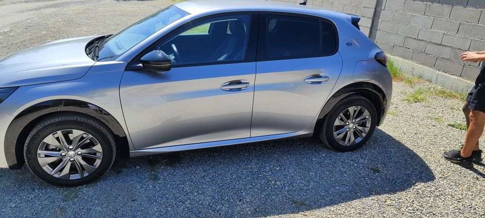 Peugeot e-208 с ниво на оборудване Allure
