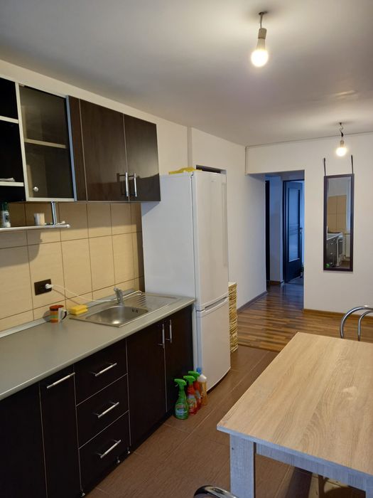 Apartament  3 camere de închiriat