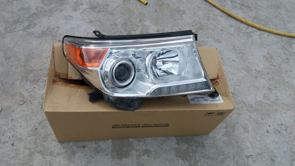 Far dreapta Toyota Land Cruiser a n fabricație  2012