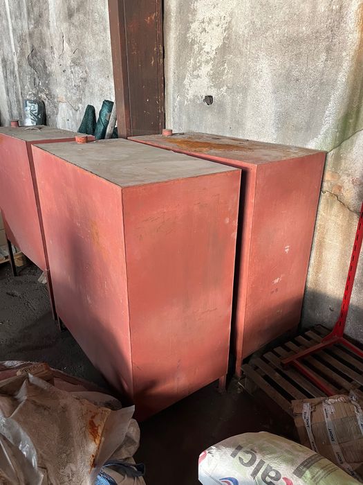 Метални варели по 1 тон всеки