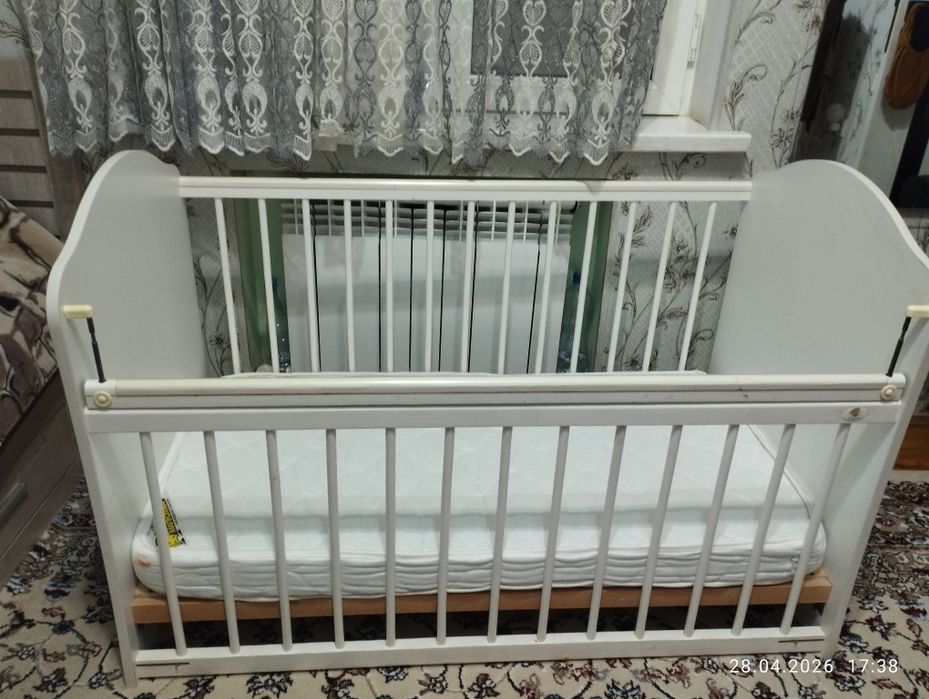 Detskiy krovat sotiladi yaxshi holatda matras bilan