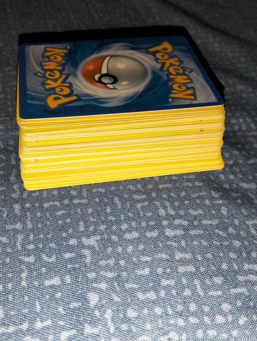Vând 47 cartonașe Pokemon misterioase include unele cărți mai valoroase de 5 lei